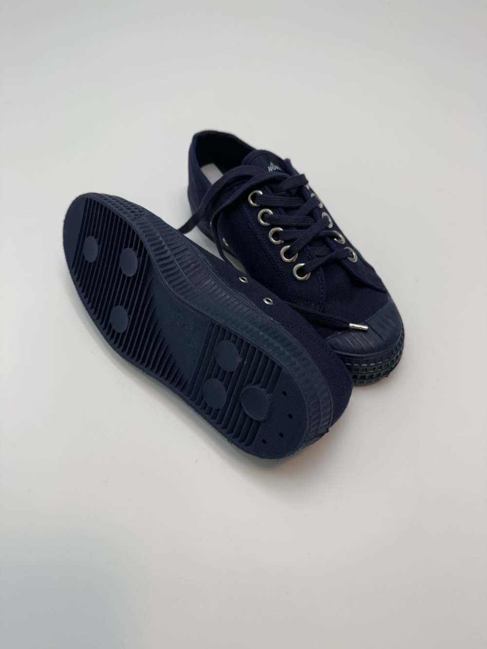 Novesta Navy Canvas Low-Top Sneakers